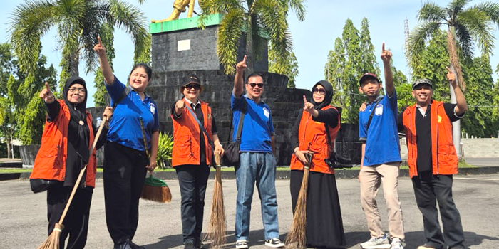Semangat Gotong Royong Sambut Hari Pahlawan: Forum LKSA Surakarta Ikut Kerja Bakti di TMP Kusuma Bhakti